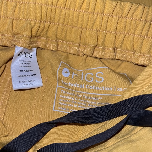 Figs (Set) - Yola Skinny Scrub Pants AND Catarina One-Pocket Scrub Top *Gold - Picture 15 of 16